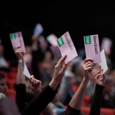 Stemkaarten van D66 in de lucht bij het 110e congres te Breda