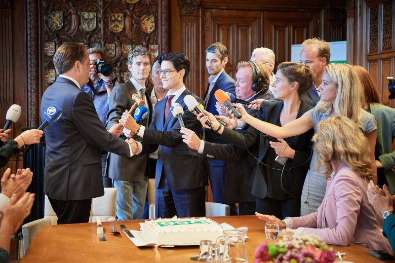 De pas verkozen fractieleider Jetten krijgt de voorzittershamer uit handen van zijn voorganger Pechtold. De pas verkozen fractieleider Jetten krijgt de voorzittershamer uit handen van zijn voorganger Pechtold.