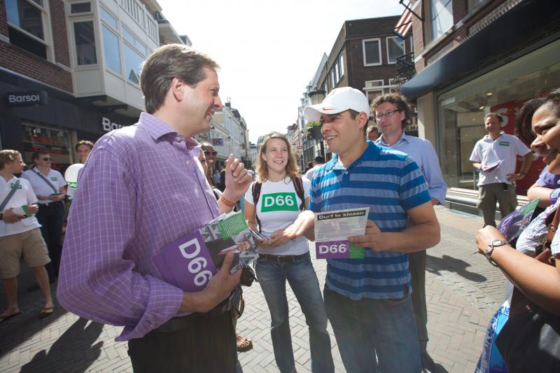 Pechtold voert campagne bij de Tweede Kamerverkiezingen in 2010