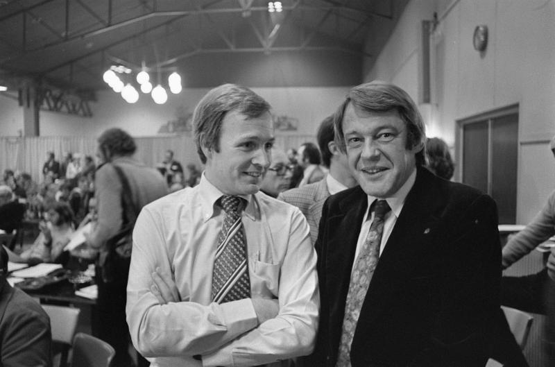 Van Mierlo met zijn opvolger Terlouw op het D66-congres in Utrecht, 6 november 1976