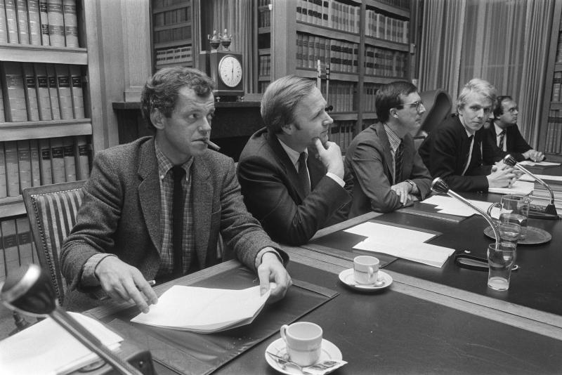 Engwirda, Terlouw en Brinkhorst tijdens de persconferentie waarop Terlouw zijn aftreden bekendmaakte