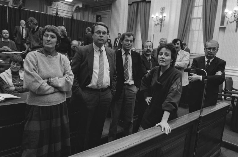 Engwirda met Beckers (PPR), De Vries (PvdA), Brouwer (CPN) en Meijer (PvdA) tijdens het Kamerdebat over de plaatsing van kruisraketten in Nederland in 1985.