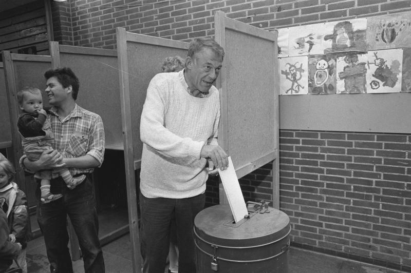 Van Mierlo brengt zijn stem uit bij de Tweede Kamerverkiezingen van 21 mei 1986