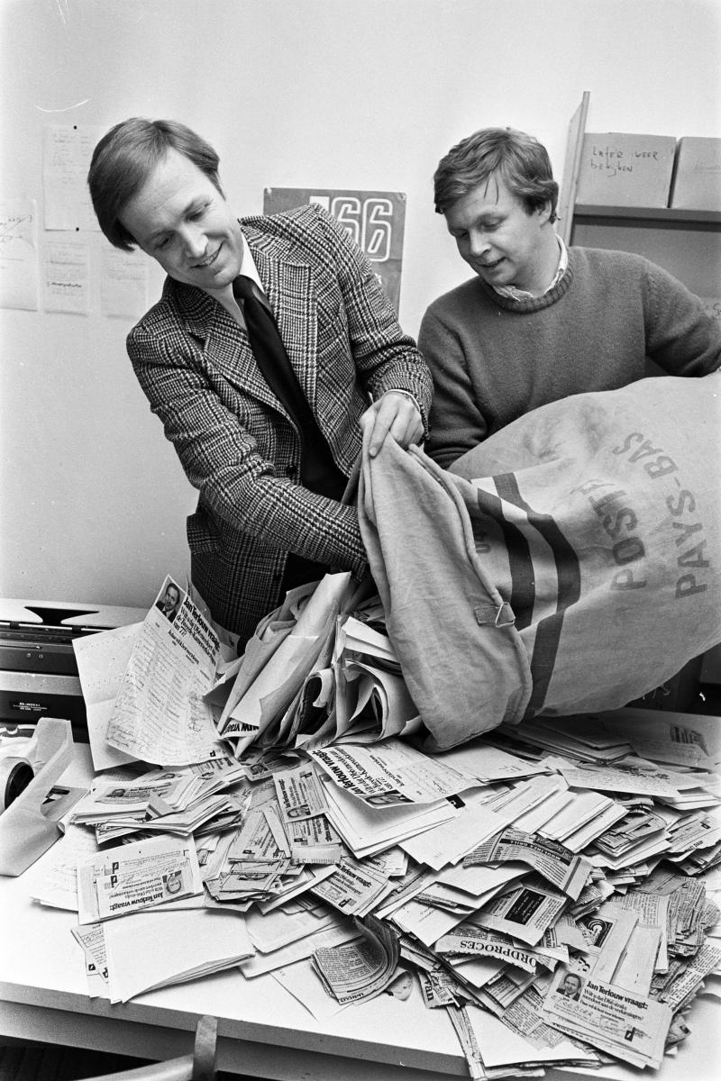 Terlouw en campagneleider Bakker openen een postzak met steunbetuigingen in 1977.