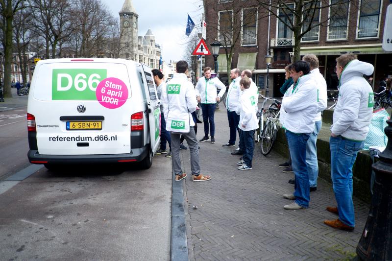 D66-vrijwilligers voeren campagne voor een 'ja'-stem in het referendum over het Oekraïneverdrag