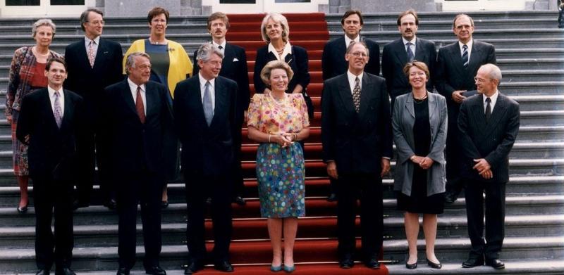 Foto van de bordesscene van het eerste paarse kabinet (Kok I)