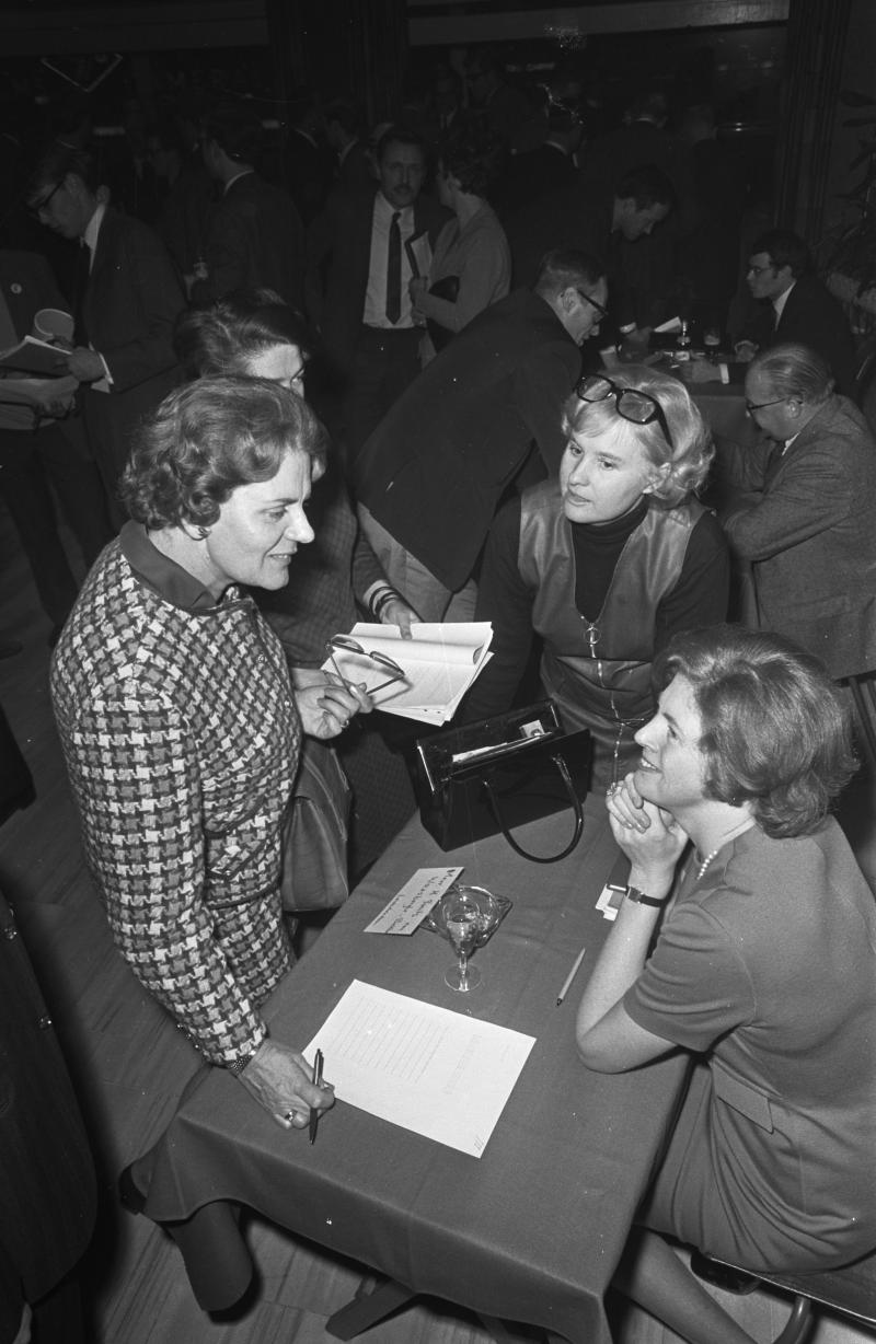 Smits van Waesberghe Bakker, lid van het hoofdbestuur, op het partijcongres in december 1968. Congres staatsrecht en Huishoudelijk congres D66 te Arnhem in 1968