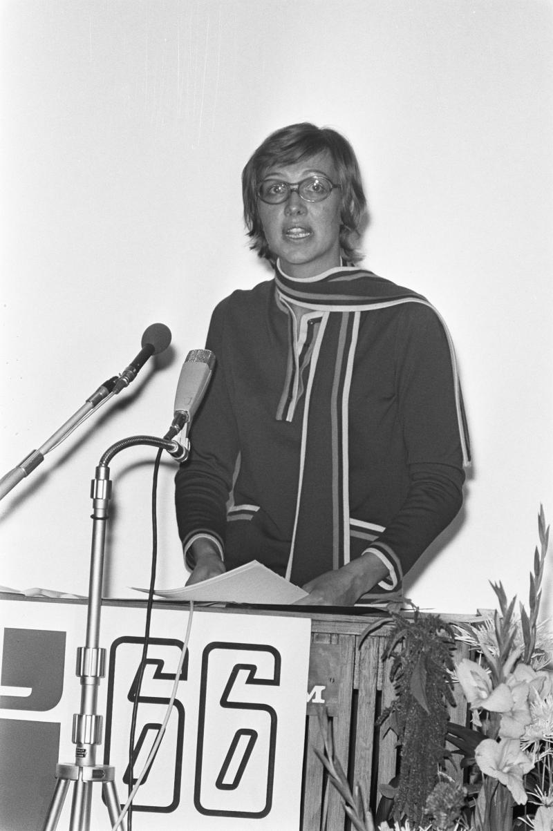 Partijvoorzitter Van der Scheer op het partijcongres in Utrecht, oktober 1972. Partijvoorzitter Van der Scheer op een congres in Utrecht, 1972