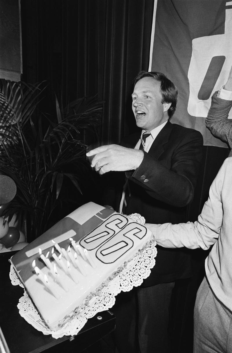 Terlouw krijgt een taart met 17 kaarsjes na de verkiezingsoverwinning in 1981, waarbij D66 17 zetels behaalde.