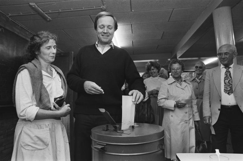  Terlouw brengt samen met zijn echtgenote zijn stem uit bij de Tweede Kamerverkiezingen van september 1982.