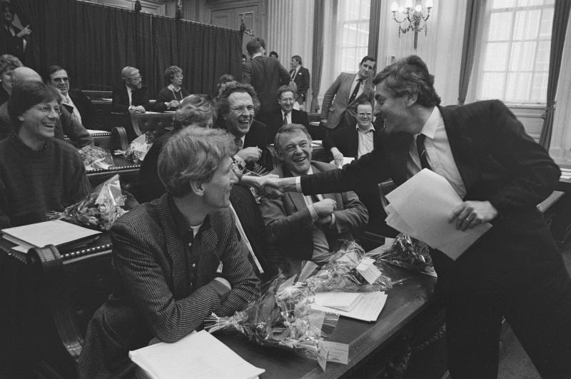 Leden van de D66-fractie krijgen op 24 februari 1987 een bloemetje van premier Lubbers omdat D66 twintig jaar in de Kamer zit.