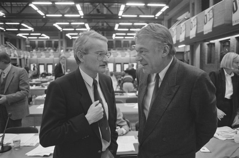Van Mierlo met partijvoorzitter Jager op het partijcongres in oktober 1988. Van Mierlo en Jager op het partijcongres van 29 oktober 1988