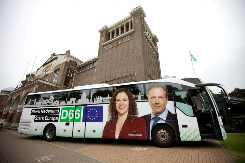 In 't Veld en Pechtold op een campagnebus