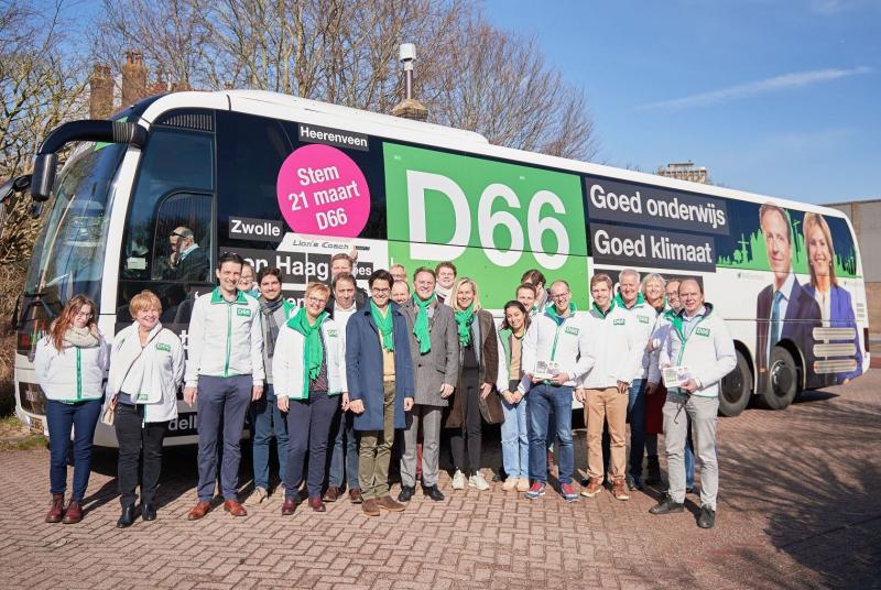 Bustour tijdens de campagne voor de gemeenteraadsverkiezingen in maart 2018, met in het midden onder anderen Jetten en Kaag.