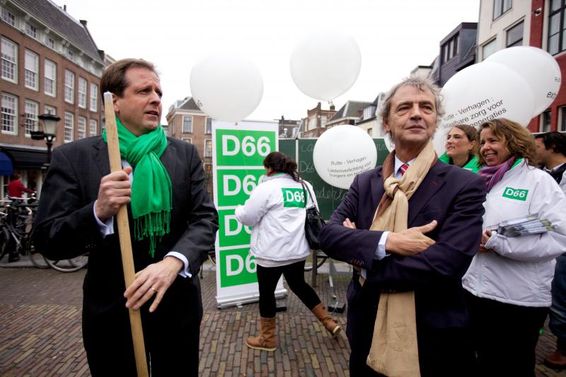 Pechtold en Van Boxtel prikken de ballonnen van het eerste kabinet-Rutte door bij de start van de campagne voor de Provinciale Statenverkiezingen in maart 2011.