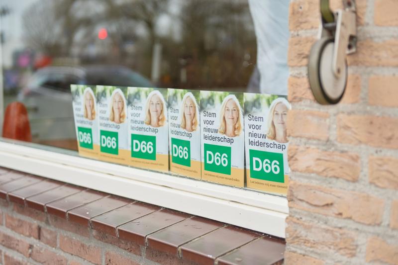 Affiches van D66 achter een raam