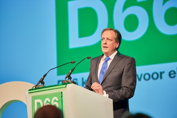 Pechtold spreekt op de speciale formatiebijeenkomst die D66 hield op 13 oktober 2017.