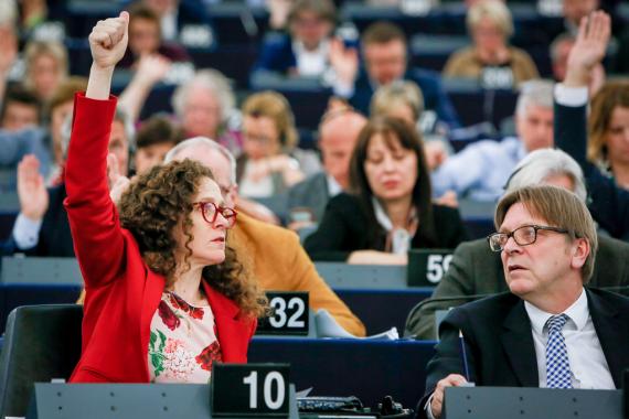 In 't Veld met haar Belgische collega Verhofstadt in 2019 tijdens een sessie van het Europees Parlement. 