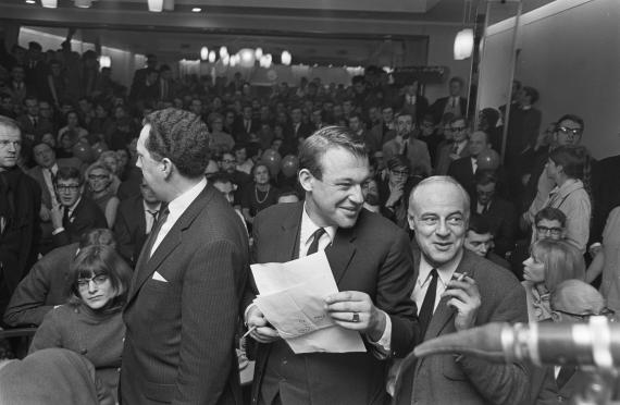 Uitslagenavond van D66 op 15 februari 1967 in Krasnapolsky, Amsterdam.