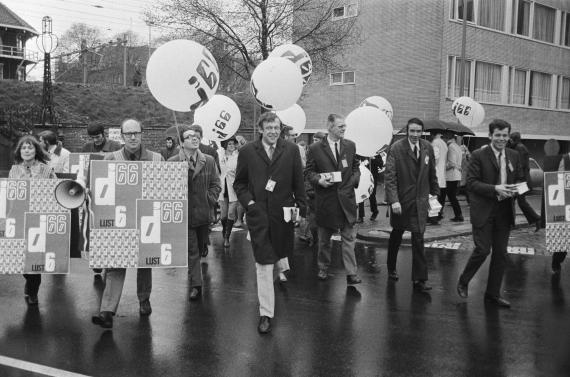 Van Mierlo en partijgenoten tijdens de campagne voor de Tweede Kamerverkiezingen van mei 1971.