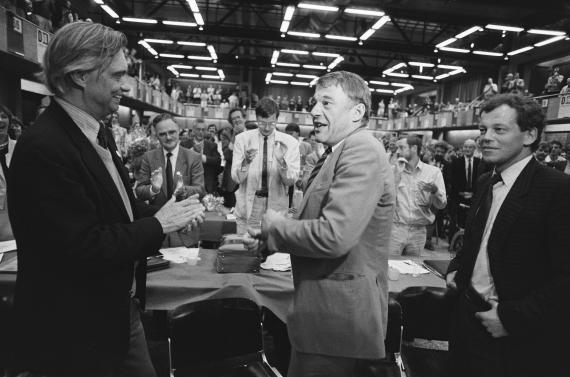 Glastra van Loon, Van Mierlo en Engwirda op het D66-congres juni 1985 te Amersfoort.