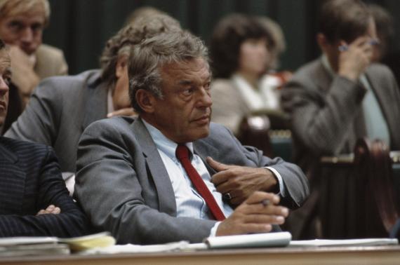Van Mierlo luistert naar de regeringsverklaring van het tweede kabinet-Lubbers in 1986.